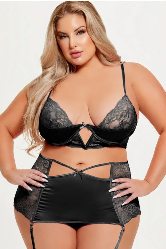Plus size Natasha bra and thong set black